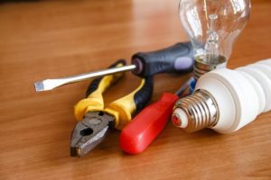 Precauciones al hacer bricolaje alrededor de la electricidad
